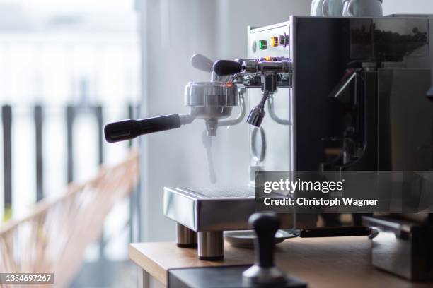 kaffee - cappuccino - pause - espressomachine stockfoto's en -beelden