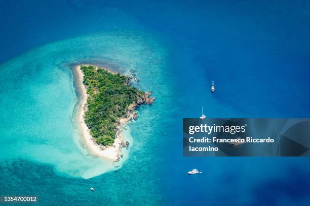 whitsundays, island from above. queensland, australia - island fotografías e imágenes de stock