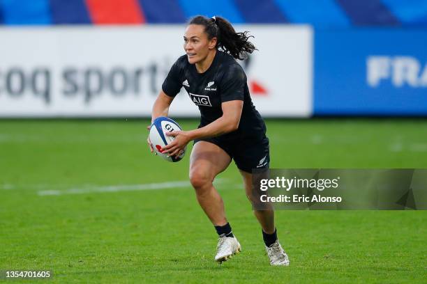 Portia Woodman of New Zealand Women runs with the ball during the Women's Rugby International match between France and New Zealand on November 20,...