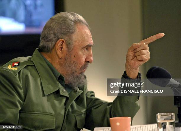 El presidente cubano Fidel Castro participa en el programa televisivo "Mesa Redonda", el 20 de enero de 2006, durante el cual brindo opiniones y...