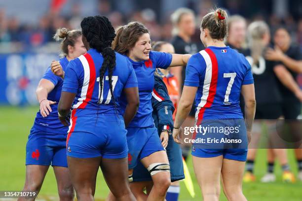 France team celebrates his victory after the Women's Rugby International match between France and New Zealand on November 20, 2021 in Castres, France.