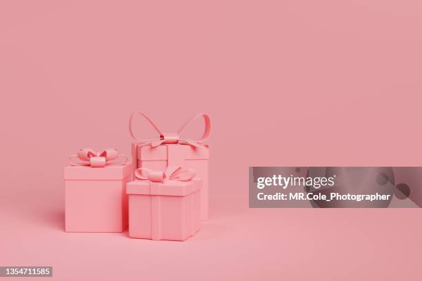 3d rendering pink box minimal conceptual with copy space - regalo fotografías e imágenes de stock