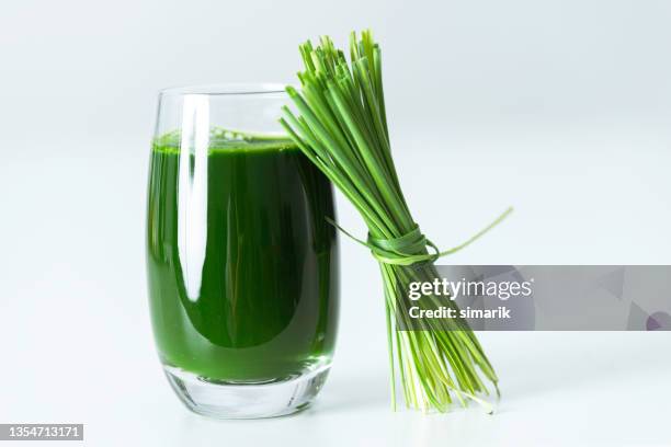 wheatgrass drink - grama de ponta imagens e fotografias de stock