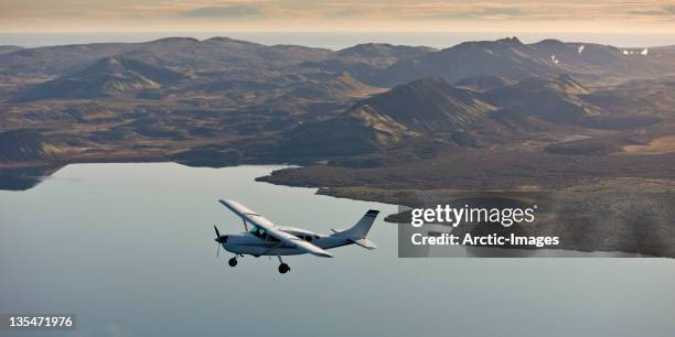 cessna in flight - propellervliegtuig stockfoto's en -beelden