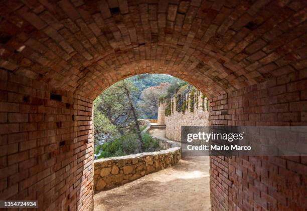 gate on the coastal road - calella de palafrugell fotografías e imágenes de stock