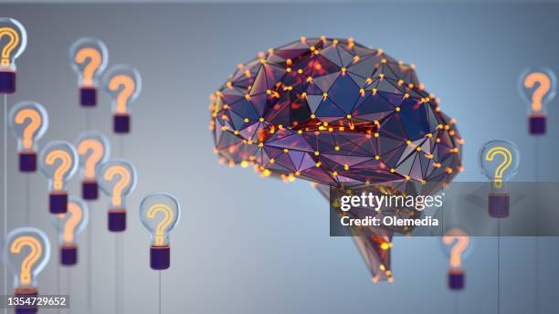 ki künstliche intelligenz digitales konzept. abstrakte gehirne mit glühbirne und fragezeichen - neurowissenschaften stock-fotos und bilder