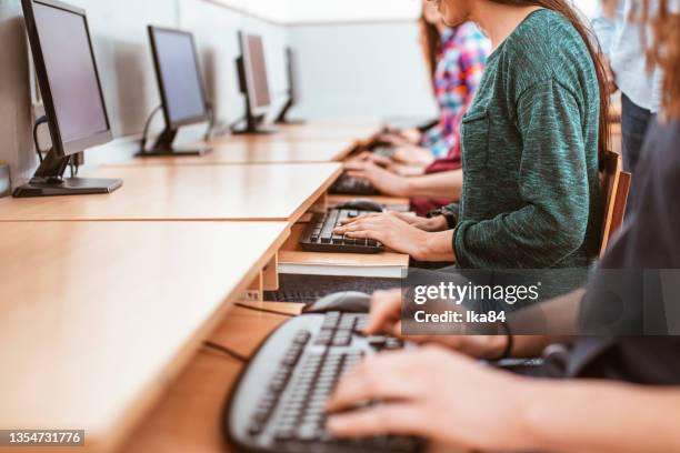 studenten, die an einer prüfung im computerlabor der universität teilnehmen - schulische prüfung stock-fotos und bilder