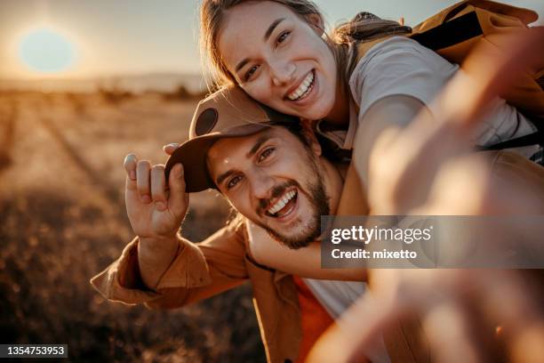 selfie - ungt par bildbanksfoton och bilder