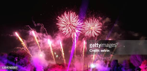 fireworks celebration - feuerwerk stock-fotos und bilder