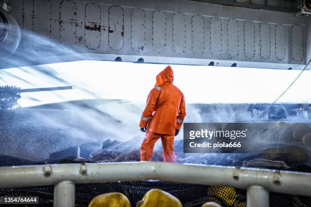fisherman on a trawler, over a fishing net - 船員 個照片及圖片檔