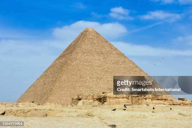 great pyramid of giza in cairo, egypt - pyramide stock-fotos und bilder