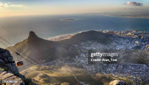 vue aérienne pour le téléphérique et cape town city depuis table mountain en afrique du sud - cape town photos et images de collection