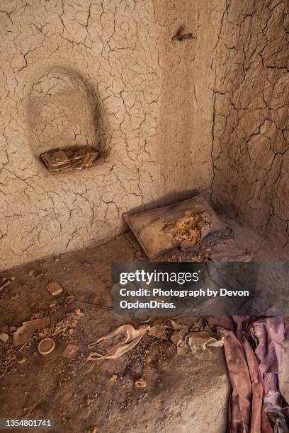 abandoned bedroom - マッドハット ストックフォトと画像