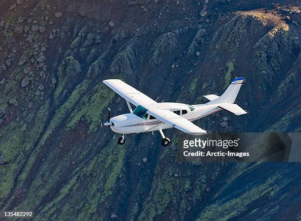 airplane in flight - avión privado fotografías e imágenes de stock