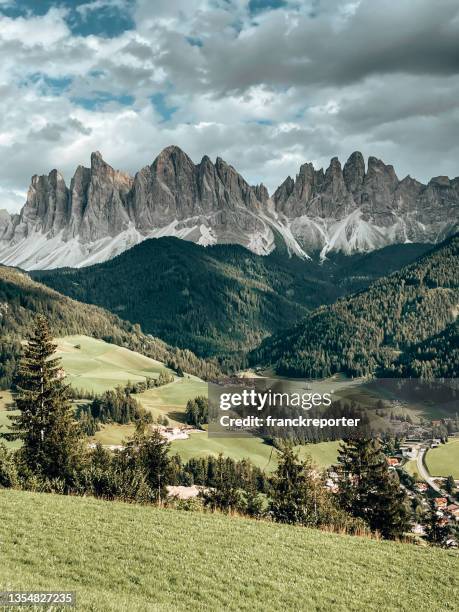 dolomites peaks in italy - catinaccio rosengarten stock pictures, royalty-free photos & images