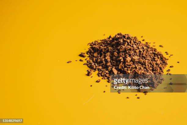 instant coffee against yellow background - coffee powder stock-fotos und bilder