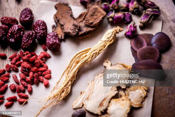 ginseng root on wooden background - ginseng stockfoto's en -beelden