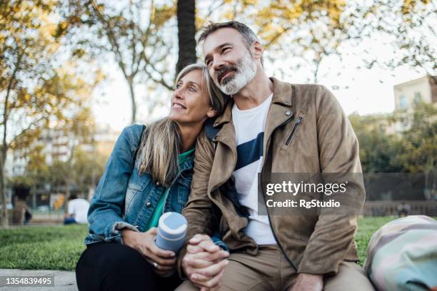 portrait of a mature couple enjoying their vacation in barcelona - two up imagens e fotografias de stock