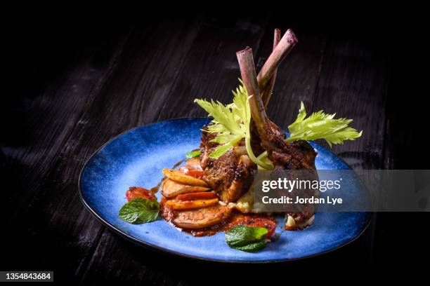 braised lamb chops - lamm fleisch stock-fotos und bilder