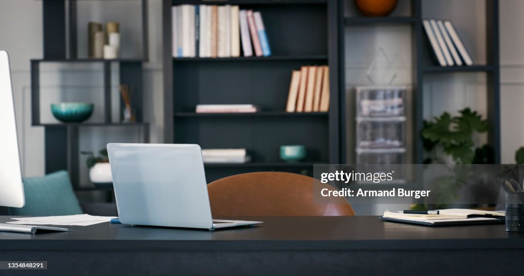 Aufnahme eines Laptops in einem leeren Büro