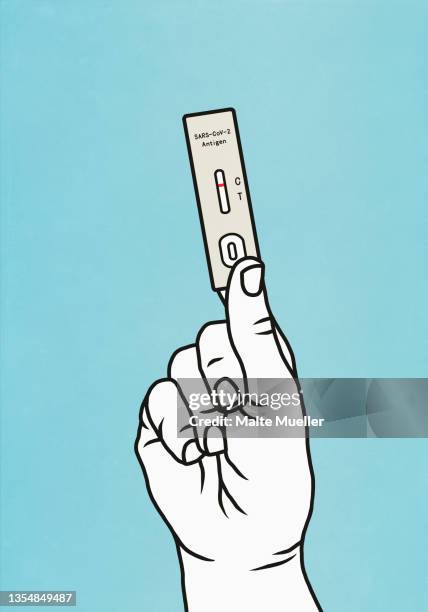 ilustraciones, imágenes clip art, dibujos animados e iconos de stock de hand holding rapid covid antigen test - equipo de autodiagnóstico