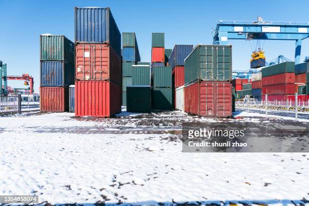 container terminal after snow - shipping containers green red stock-fotos und bilder