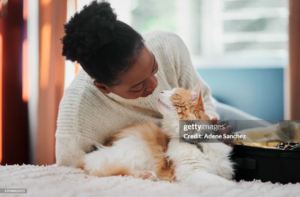 Photo d’une belle jeune femme affectueuse avec son chat à la maison