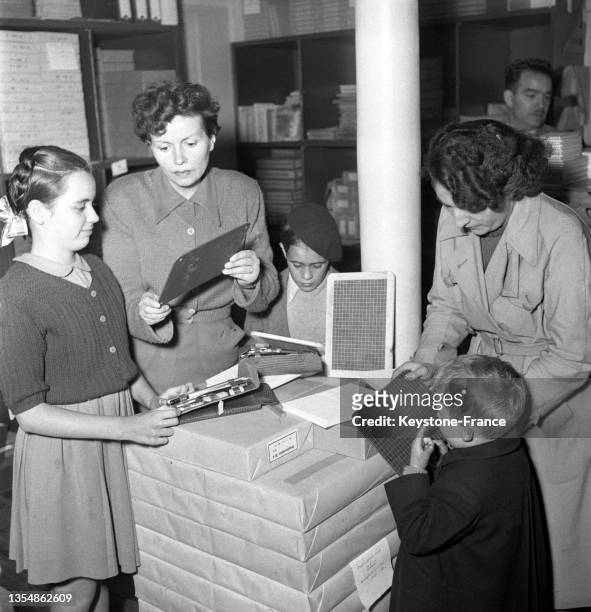 Les achats de fournitures scolaires pour la rentrée des classes, en septembre 1950, à Paris.
