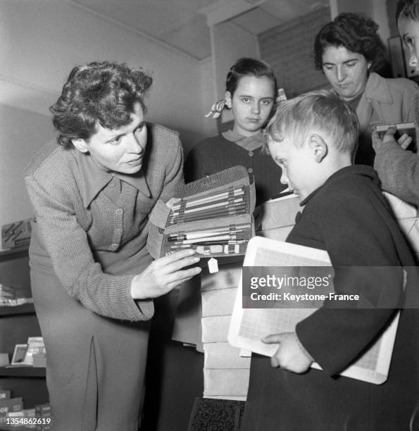 Les achats de fournitures scolaires pour la rentrée des classes, en septembre 1950, à Paris.