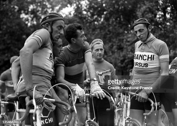 Serse Coppi, Louison Bobet et Fausto Coppi au départ du Grand-Prix cycliste de la Croix-Rouge dans le bois de Vincennes, le 3 octobre 1950, à Paris.