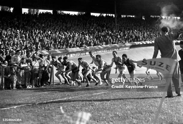 Le départ de la course du relais à travers Paris, le 19 avril 1953.