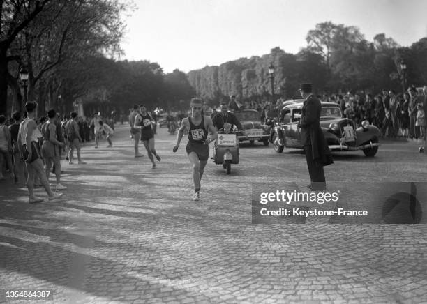 La course du relais à travers Paris, le 19 avril 1953.