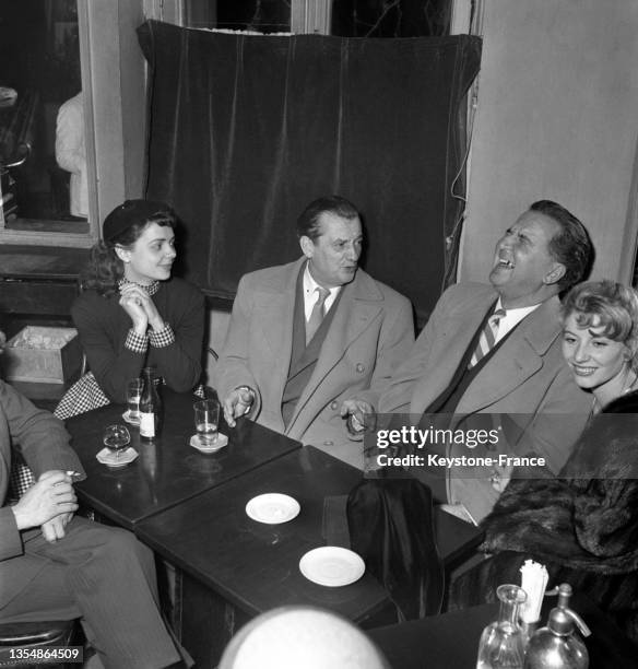 Pierrette Bruno, Marcel et Jacqueline Pagnol lors de la célébration de la première de la pièce 'Marius', en décembre 1952.