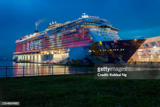 world dream cruise ship docked at marina bay cruise center - cruise ship singapore stock pictures, royalty-free photos & images