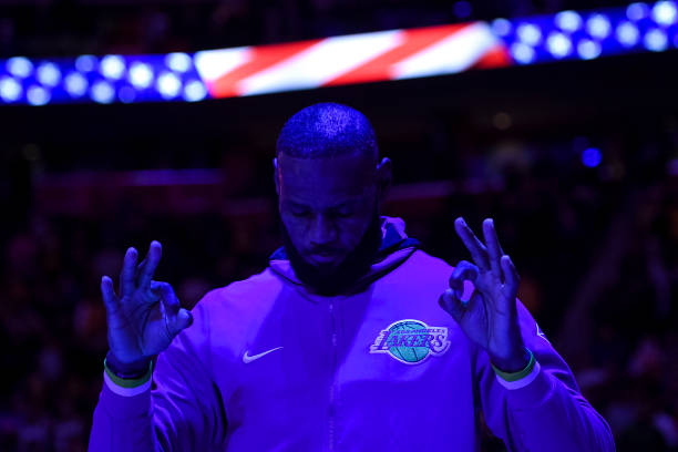 https://media.gettyimages.com/id/1354870871/photo/lebron-james-of-the-los-angeles-lakers-observes-the-national-anthem-before-the-game-against.jpg?s=612x612&w=0&k=20&c=enT-HzSczSojEJl5wBiAztyg2Nbfeozae8XiuWCIIZc=