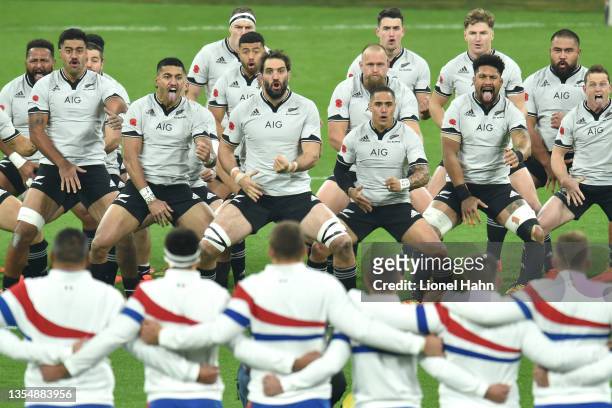The All Blacks performing the Haka prior the Autumn Nations Series match between France and New Zealand on November 20, 2021 in Paris, France.