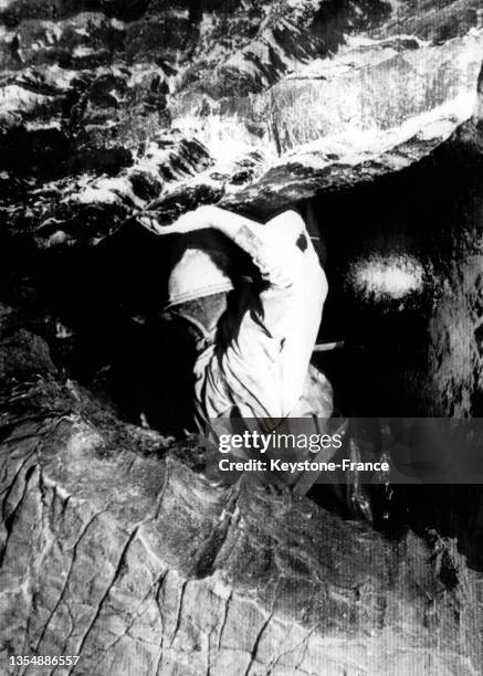 Le spéléologue Jean Cadouxlors d'une expédition dans le massif du Vercors, circa 1950.