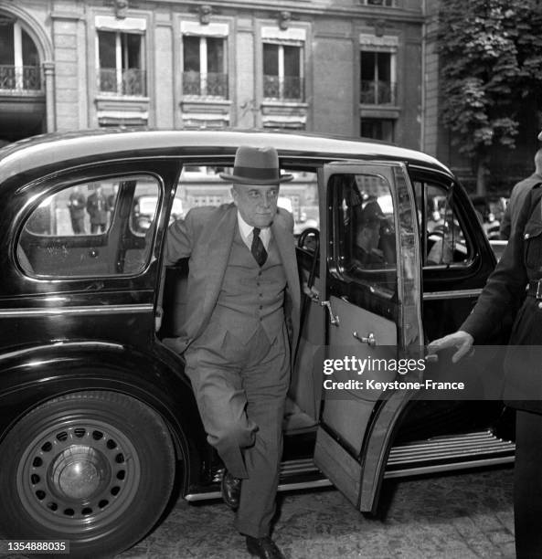 Arrivée de Henri Queuille au palais de l'Elysée lors des consultation pour la formation du nouveau gouvernement, le 26 juin 1950.