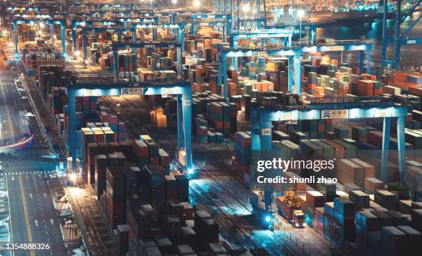 container terminal at night - ships bridge 個照片及圖片檔