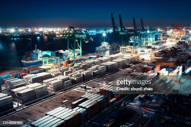 container ship at terminal commercial port at night - commercial dock stockfoto's en -beelden