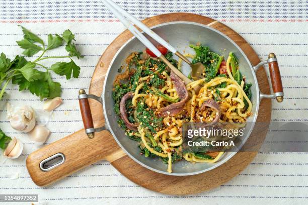 pasta with broccoli rabe  tomatoes and anchovies - broccoli rabe stock-fotos und bilder