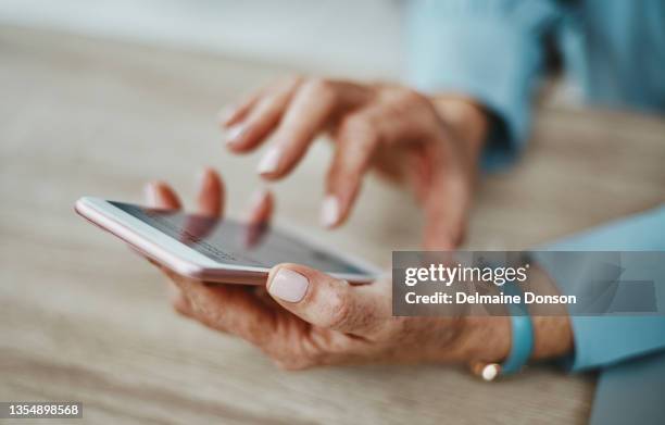 aufnahme einer unkenntlichen geschäftsfrau mit einem smartphone in einem modernen büro - bildschirm nahaufnahme stock-fotos und bilder