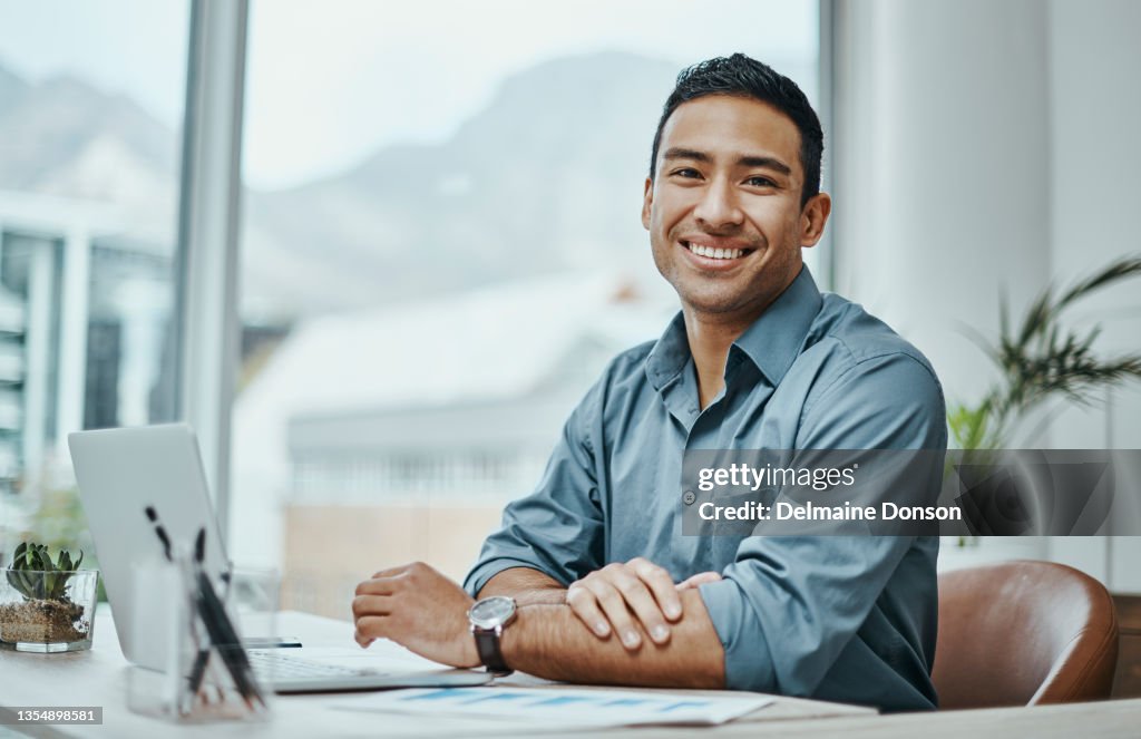 Aufnahme eines jungen Geschäftsmannes mit einem Laptop in einem modernen Büro