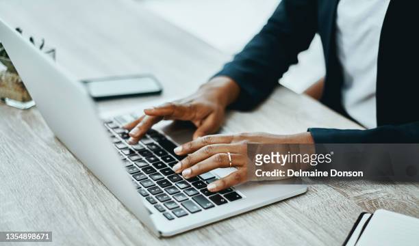 aufnahme einer unkenntlichen geschäftsfrau mit einem laptop in einem modernen büro - computertastatur stock-fotos und bilder