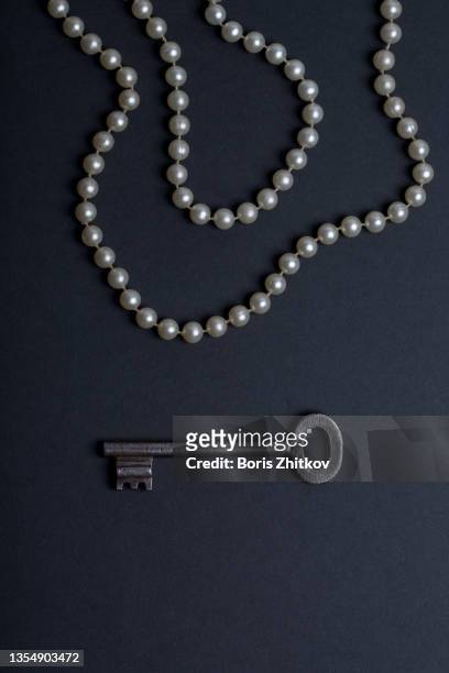 pearl necklace - fashion magazine cover stock-fotos und bilder