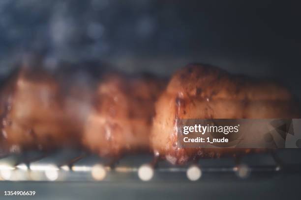 hausgemachtes gegrilltes fleisch im ofen - lebensmittel trocknen stock-fotos und bilder