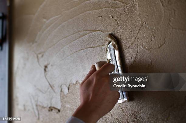 the plasterer who applies a wall - plaster stock-fotos und bilder