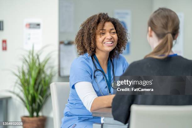 reunión de enfermería con un paciente - vestimenta de hospital fotografías e imágenes de stock