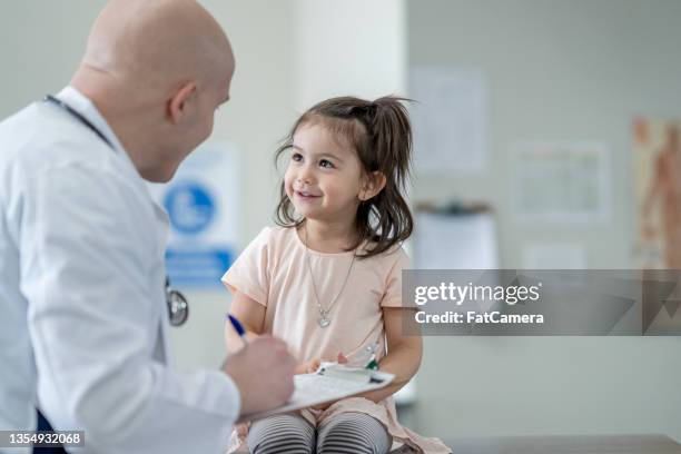 bambina ai medici - medical examination of young foto e immagini stock