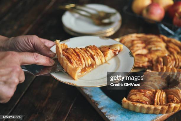 torta di mele appena sfornata - crostata di frutta foto e immagini stock